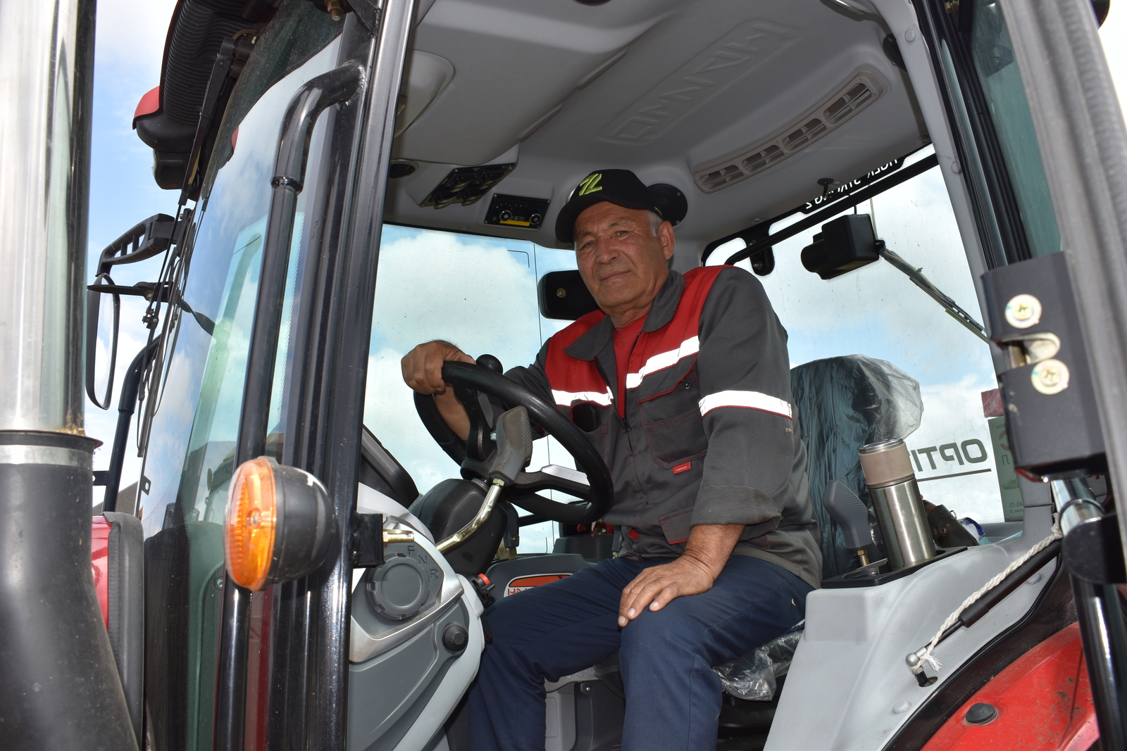 Фәрүәз Шакиров   40 йылдан ашыу ергә һәм техникаға тоғро