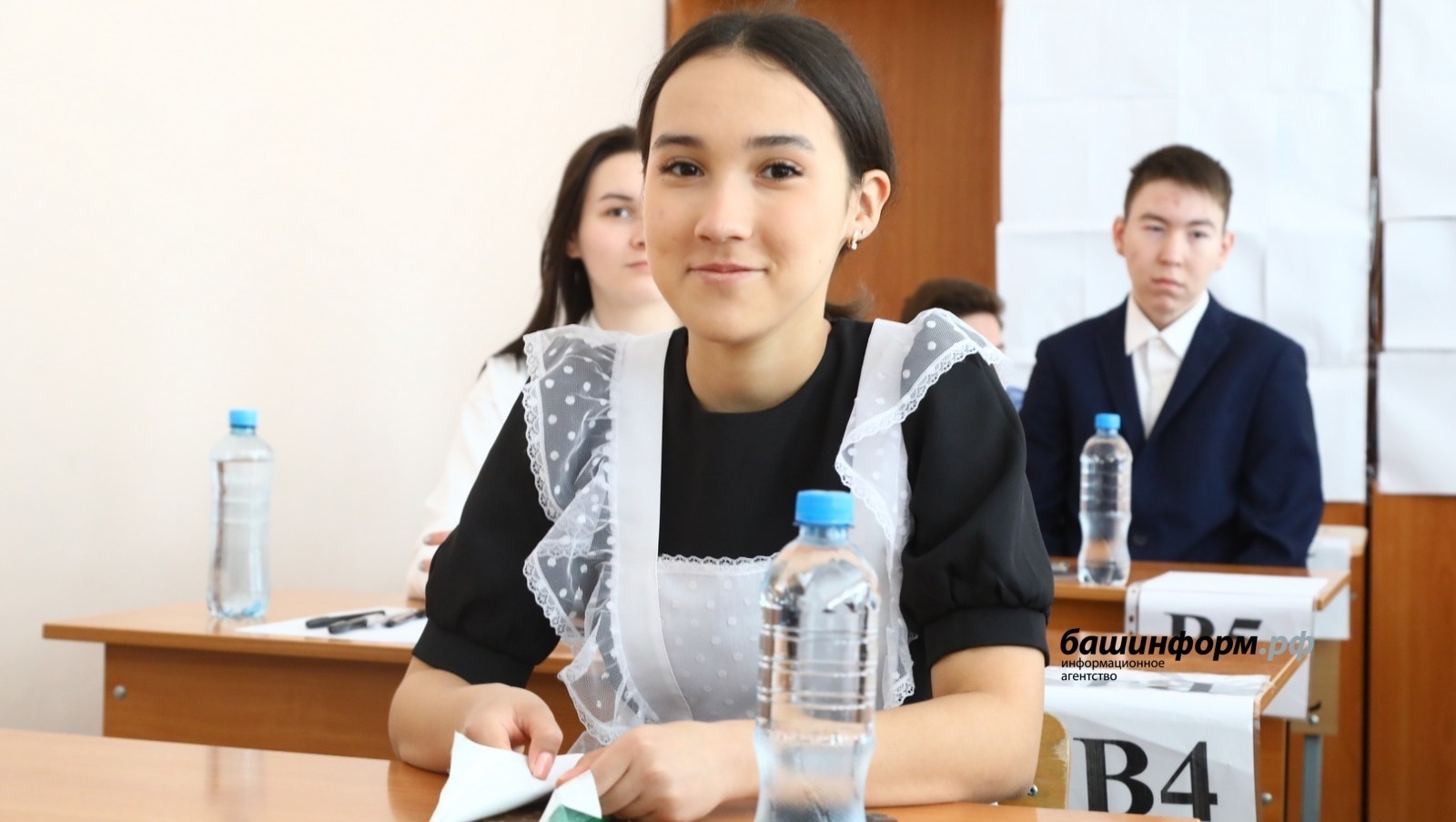 Радий Хәбиров уҡыусыларға берҙәм дәүләт имтиханында уңыштар теләне