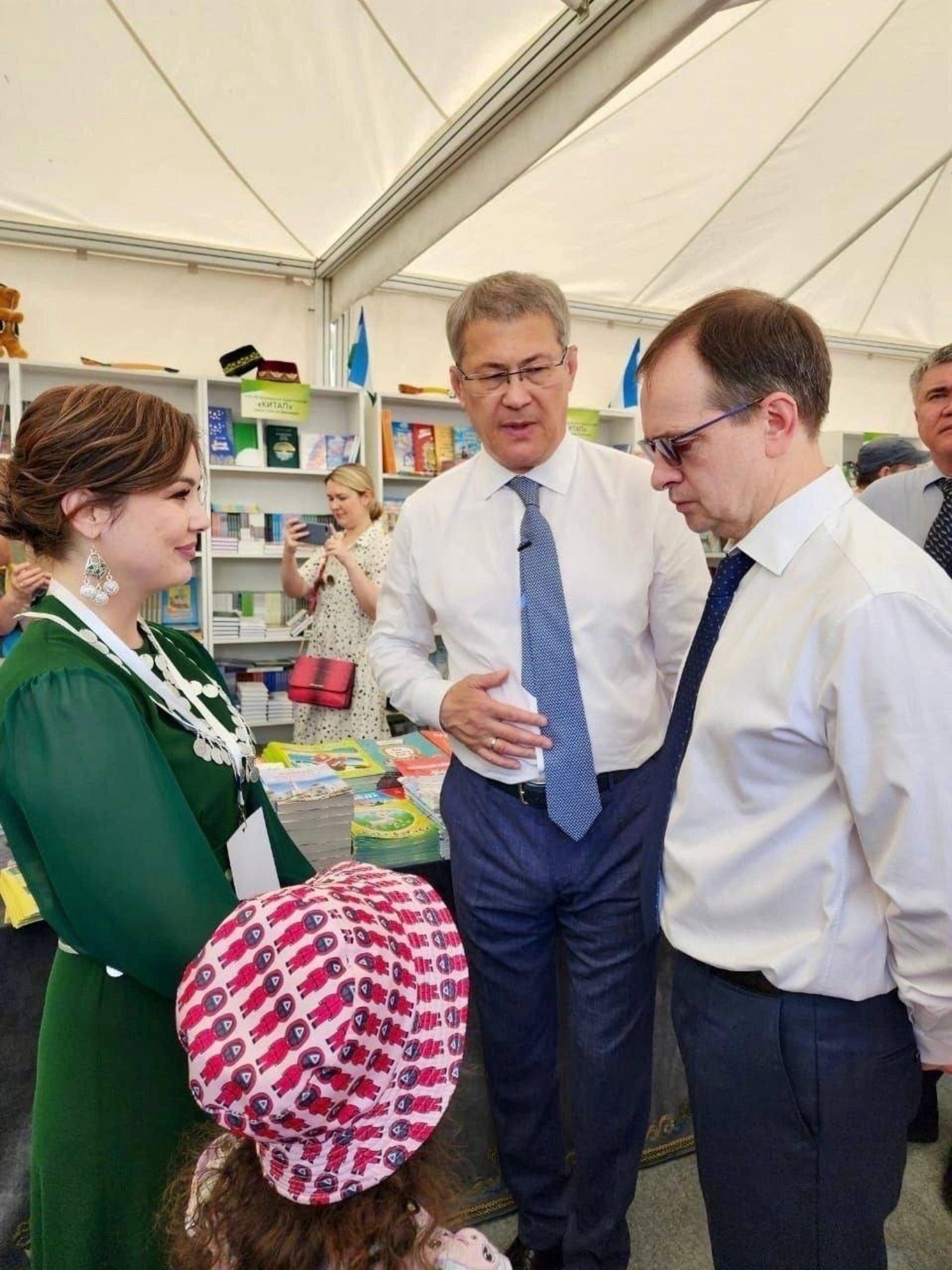 Радий Хәбиров Башҡортостанда китап нәшер итеү эшенә ярҙам тураһында белдерҙе