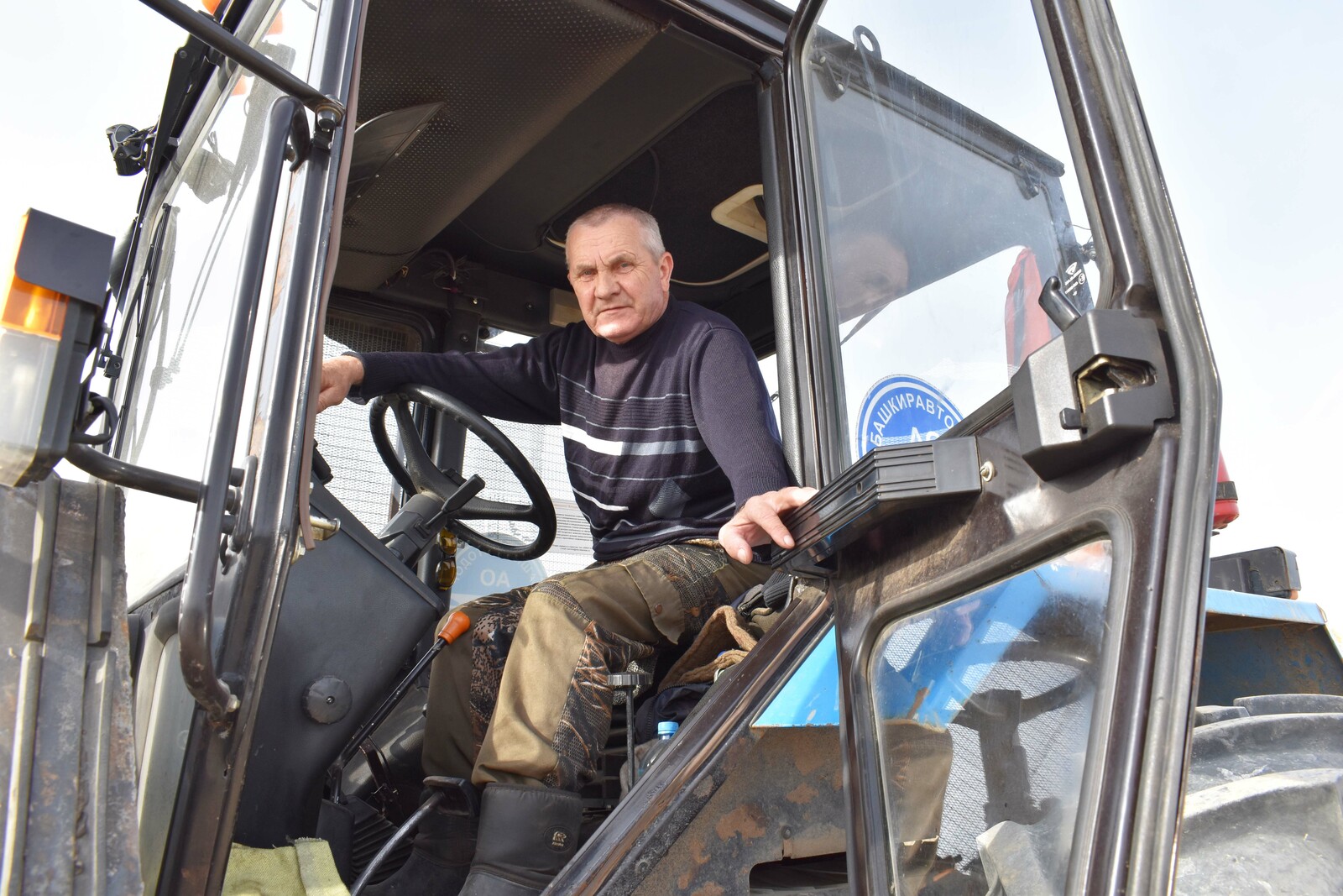 Район юлдары – ышаныслы ҡулдарҙа