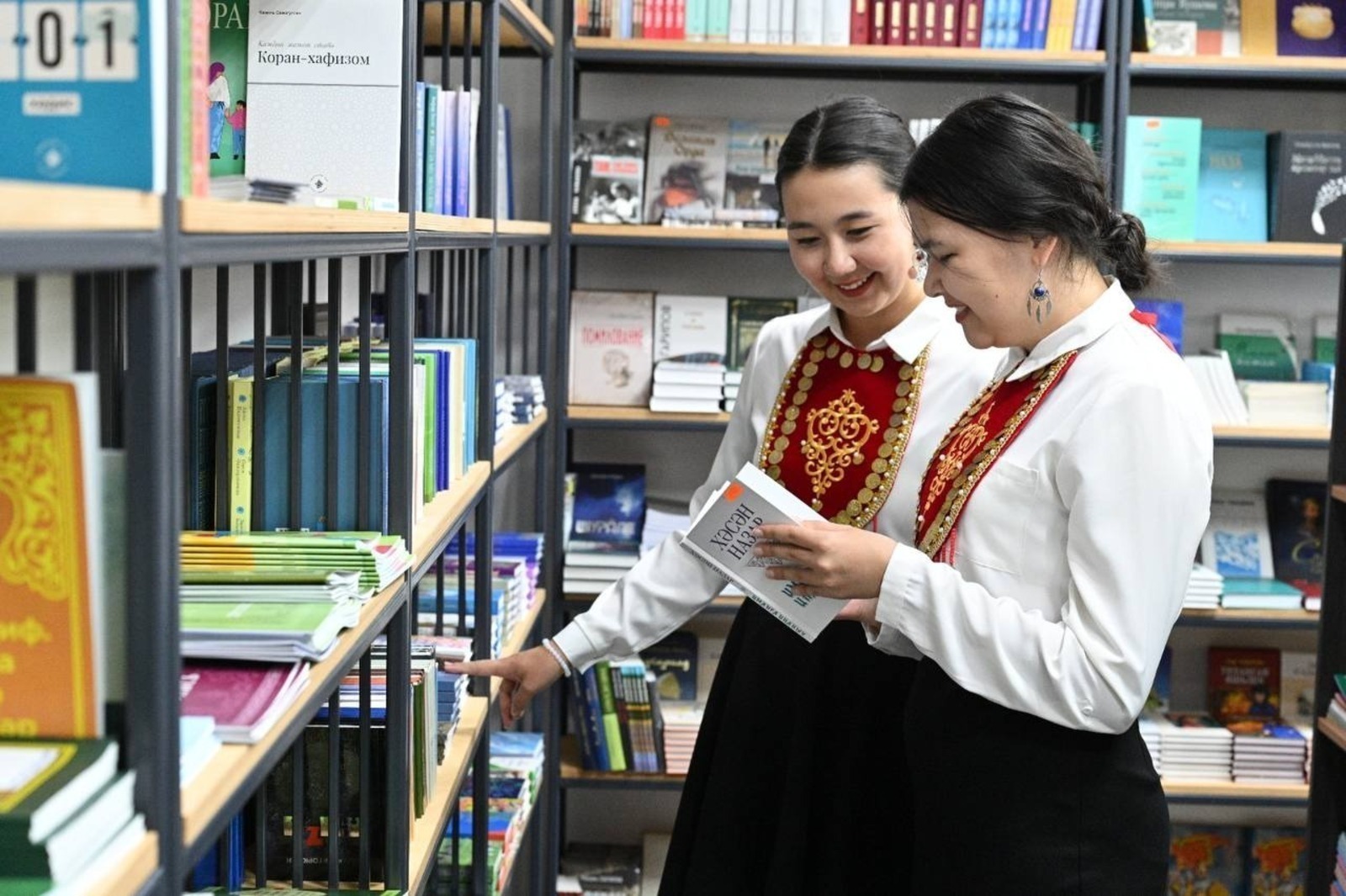 Радий Хәбиров Башҡортостанда китап нәшер итеү эшенә ярҙам тураһында белдерҙе